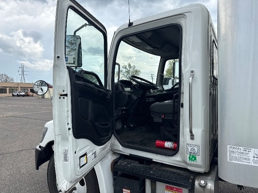 Medium Duty Box Truck-Light and Medium Duty Trucks-Hino-2019-268-Romulus-MI-120,251\n\t\tmiles-$ 58,000 - Image 16