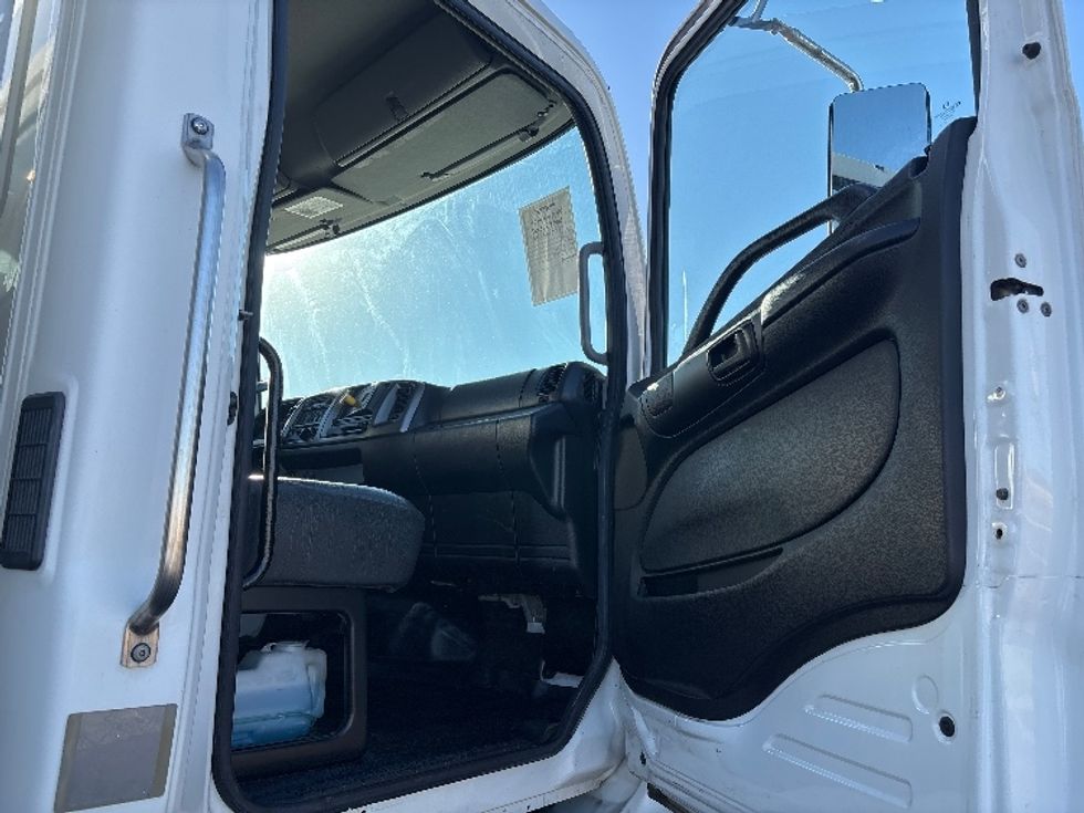 Medium Duty Box Truck-Light and Medium Duty Trucks-Hino-2019-268-Salt Lake City-UT-65,732\n\t\tmiles-$ 56,750 - Image 19
