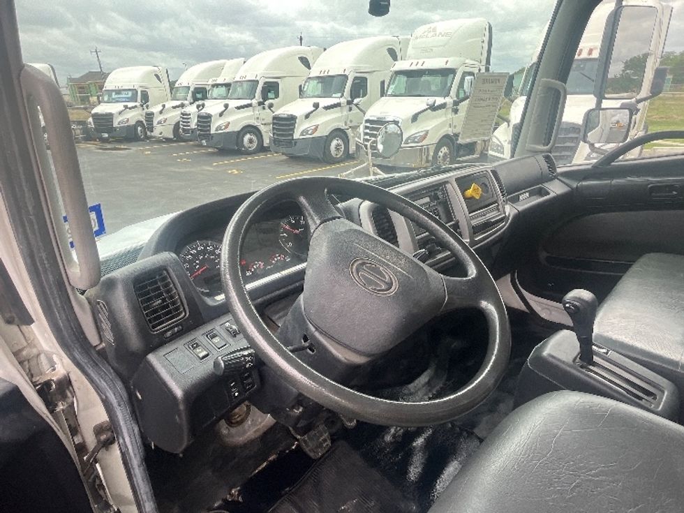 Medium Duty Box Truck-Light and Medium Duty Trucks-Hino-2019-268-San Antonio-TX-255,779\n\t\tmiles-$ 39,750 - Image 18