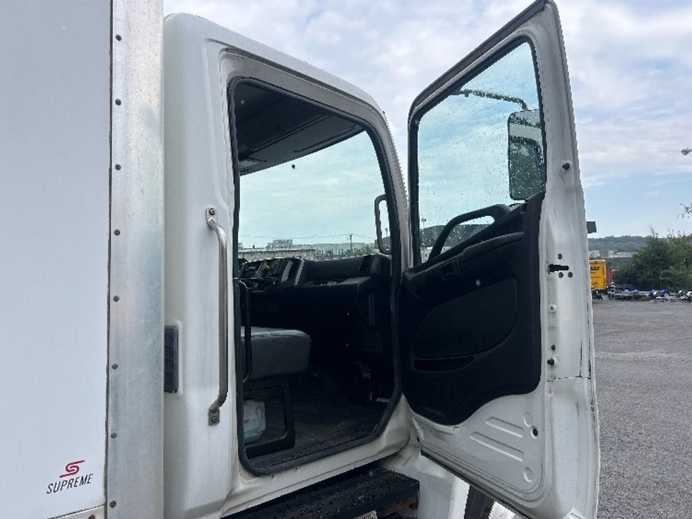 Medium Duty Box Truck-Light and Medium Duty Trucks-Hino-2019-268-Sterling-VA-277,215\n\t\tmiles-$ 41,750 - Image 20
