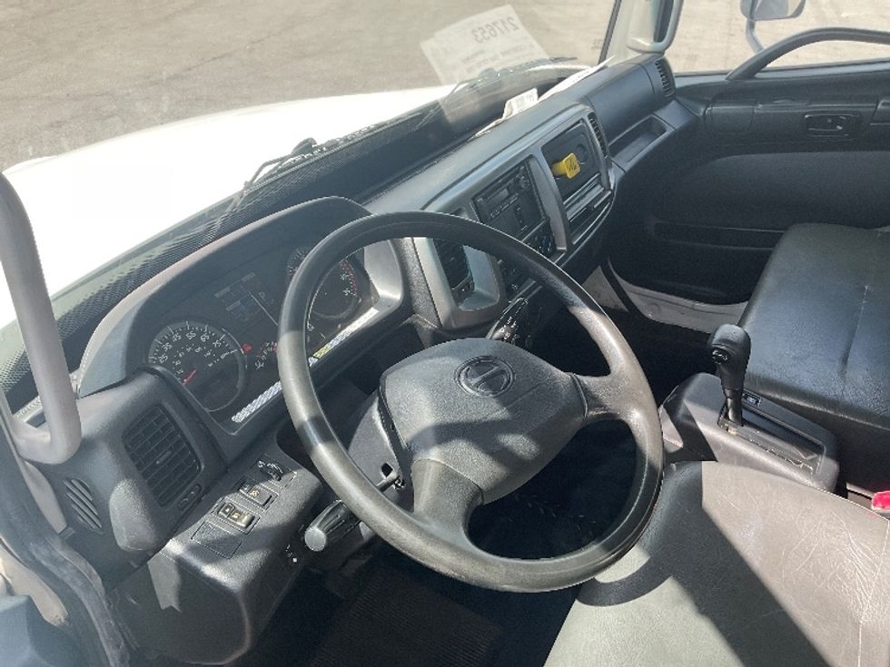 Medium Duty Box Truck-Light and Medium Duty Trucks-Hino-2019-268-Tampa-FL-217,745\n\t\tmiles-$ 41,250 - Image 17