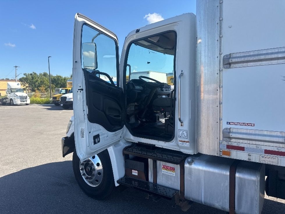 Medium Duty Box Truck-Light and Medium Duty Trucks-Hino-2019-268-Tampa-FL-223,000\n\t\tmiles-$ 44,500 - Image 16
