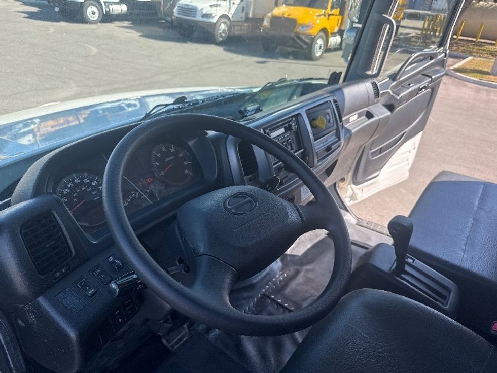 Medium Duty Box Truck-Light and Medium Duty Trucks-Hino-2019-268-Tampa-FL-223,000\n\t\tmiles-$ 44,500 - Image 18