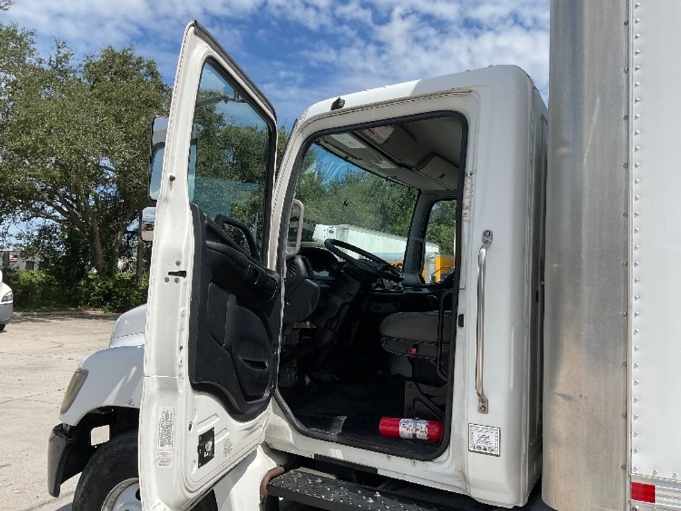 Medium Duty Box Truck-Light and Medium Duty Trucks-Hino-2019-268-Tampa-FL-223,469\n\t\tmiles-$ 42,250 - Image 16