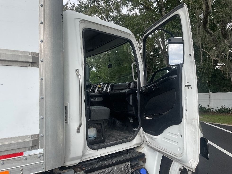 Medium Duty Box Truck-Light and Medium Duty Trucks-Hino-2019-268-Tampa-FL-225,441\n\t\tmiles-$ 43,500 - Image 19