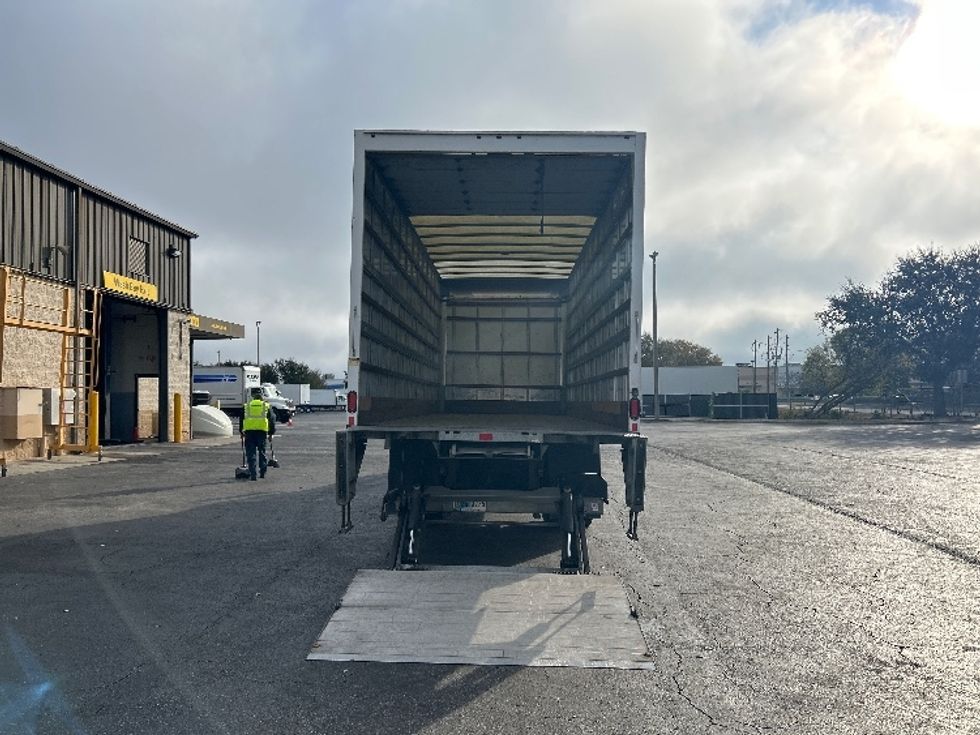 Medium Duty Box Truck-Light and Medium Duty Trucks-Hino-2019-268-Tampa-FL-247,624\n\t\tmiles-$ 39,000 - Image 9