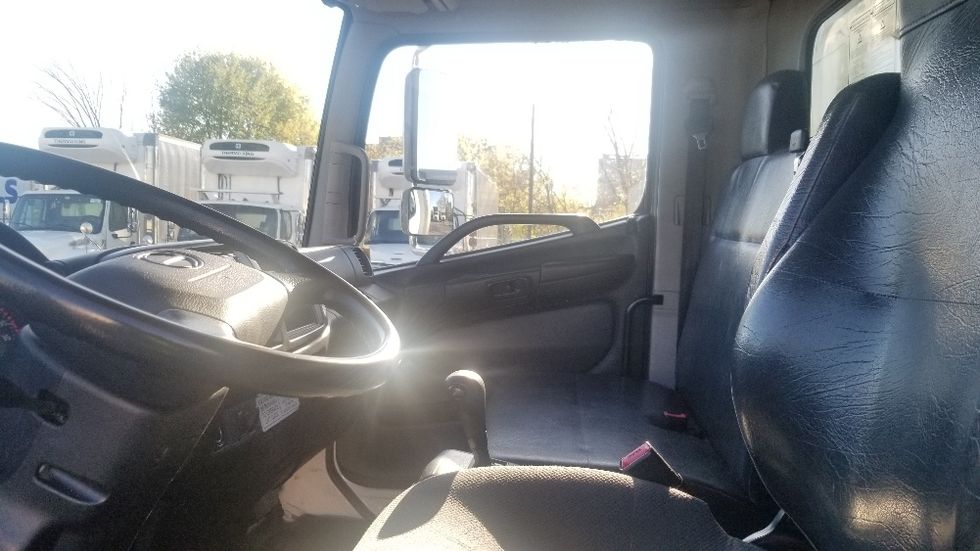 Medium Duty Box Truck-Light and Medium Duty Trucks-Hino-2019-268-Toronto-ON-310,249\n\t\tkm-$ 57,500 - Image 19