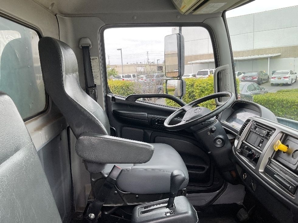 Medium Duty Box Truck-Light and Medium Duty Trucks-Hino-2019-268-Torrance-CA-136,343\n\t\tmiles-$ 57,250 - Image 22