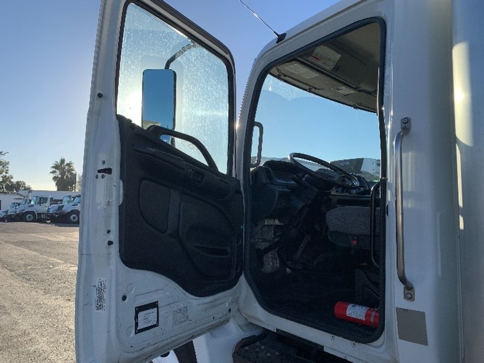 Medium Duty Box Truck-Light and Medium Duty Trucks-Hino-2019-268-Torrance-CA-227,619\n\t\tmiles-$ 44,000 - Image 17