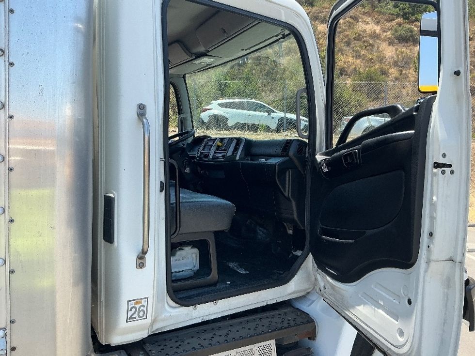 Medium Duty Box Truck-Light and Medium Duty Trucks-Hino-2019-268-Torrance-CA-294,985\n\t\tmiles-$ 32,000 - Image 19