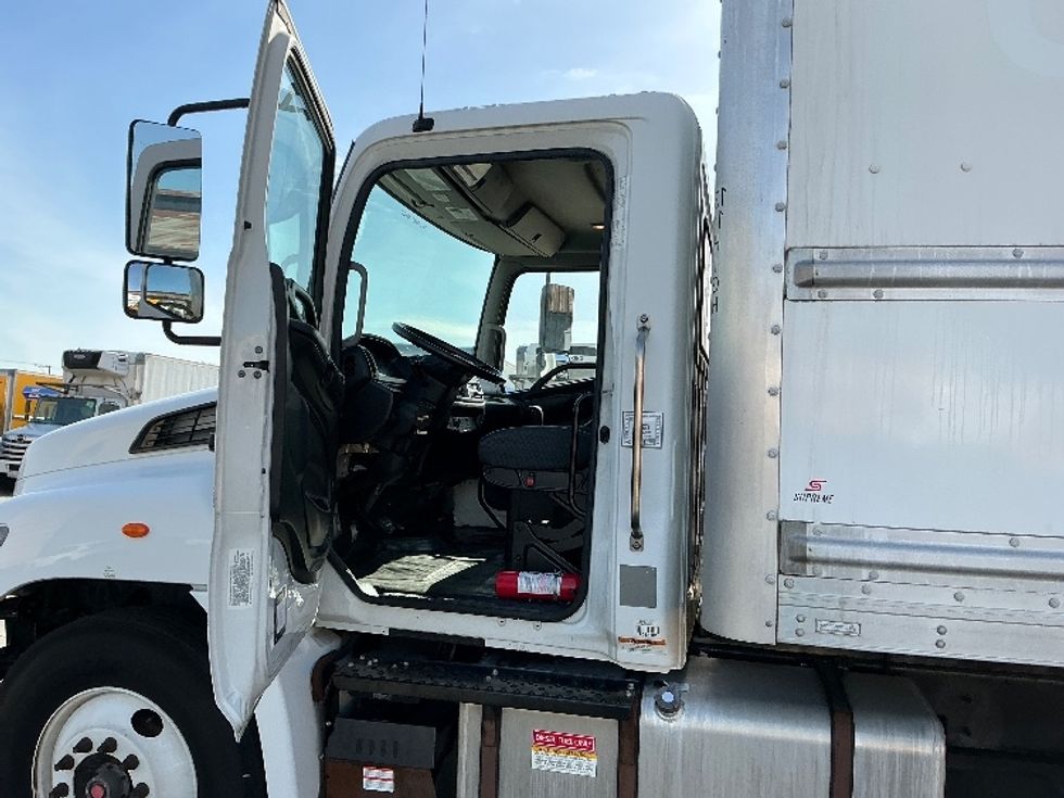 Medium Duty Box Truck-Light and Medium Duty Trucks-Hino-2019-268-Torrance-CA-95,692\n\t\tmiles-$ 51,500 - Image 16