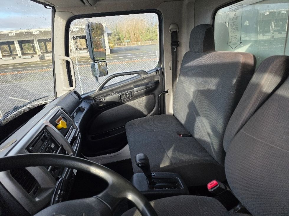 Medium Duty Box Truck-Light and Medium Duty Trucks-Hino-2019-268-Tukwila-WA-174,607\n\t\tmiles-$ 51,500 - Image 19