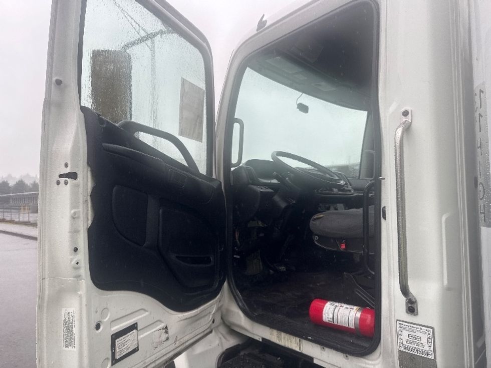 Medium Duty Box Truck-Light and Medium Duty Trucks-Hino-2019-268-Tukwila-WA-204,863\n\t\tmiles-$ 46,750 - Image 13