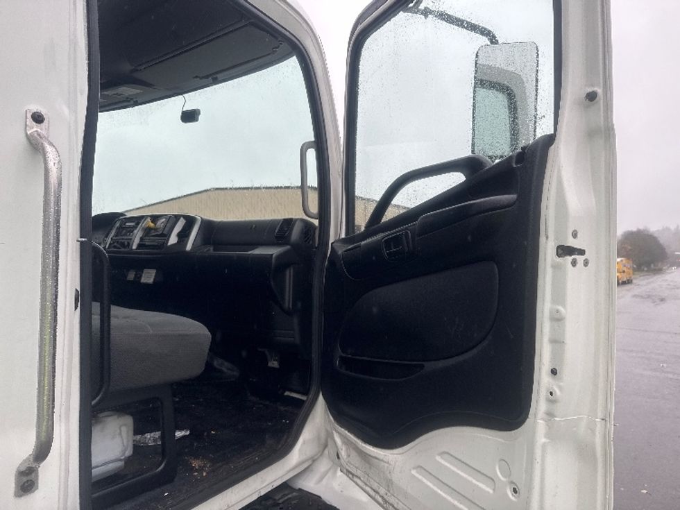 Medium Duty Box Truck-Light and Medium Duty Trucks-Hino-2019-268-Tukwila-WA-204,863\n\t\tmiles-$ 46,750 - Image 17