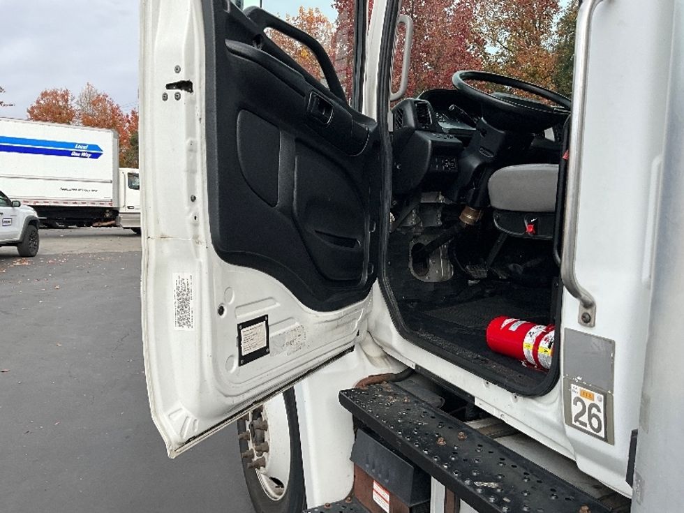 Medium Duty Box Truck-Light and Medium Duty Trucks-Hino-2019-268-West Sacramento-CA-141,338\n\t\tmiles-$ 55,750 - Image 16