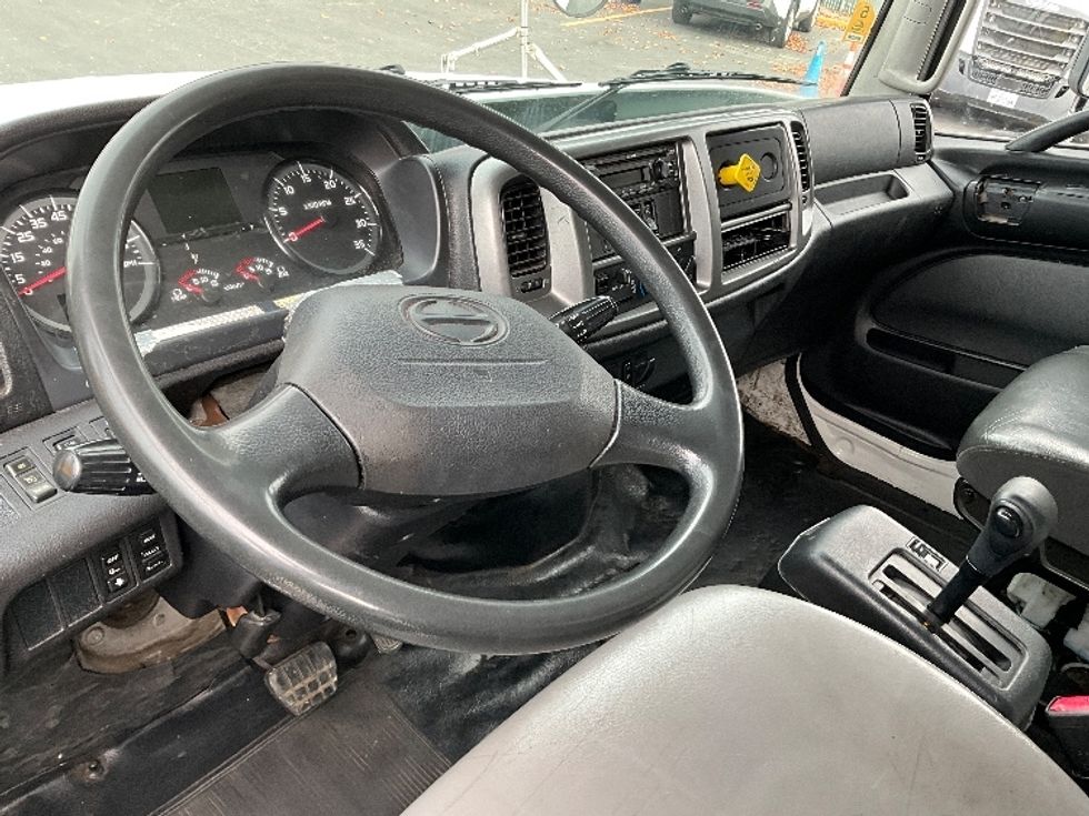 Medium Duty Box Truck-Light and Medium Duty Trucks-Hino-2019-268-West Sacramento-CA-141,338\n\t\tmiles-$ 55,750 - Image 17