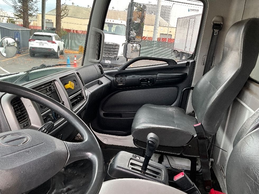 Medium Duty Box Truck-Light and Medium Duty Trucks-Hino-2019-268-West Sacramento-CA-141,338\n\t\tmiles-$ 55,750 - Image 18