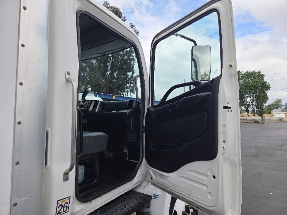 Medium Duty Box Truck-Light and Medium Duty Trucks-Hino-2019-268-West Sacramento-CA-186,321\n\t\tmiles-$ 49,500 - Image 16