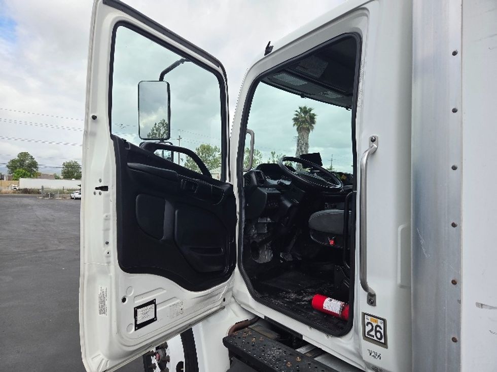 Medium Duty Box Truck-Light and Medium Duty Trucks-Hino-2019-268-West Sacramento-CA-186,321\n\t\tmiles-$ 49,500 - Image 19