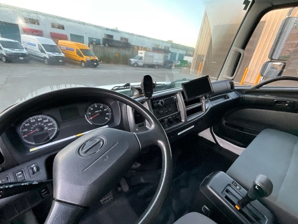 Medium Duty Box Truck-Light and Medium Duty Trucks-Hino-2019-338-Delta-BC-110,389\n\t\tkm-$ 75,750 - Image 17