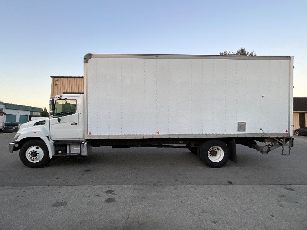 Medium Duty Box Truck-Light and Medium Duty Trucks-Hino-2019-338-Delta-BC-110,389\n\t\tkm-$ 75,750 - Image 4