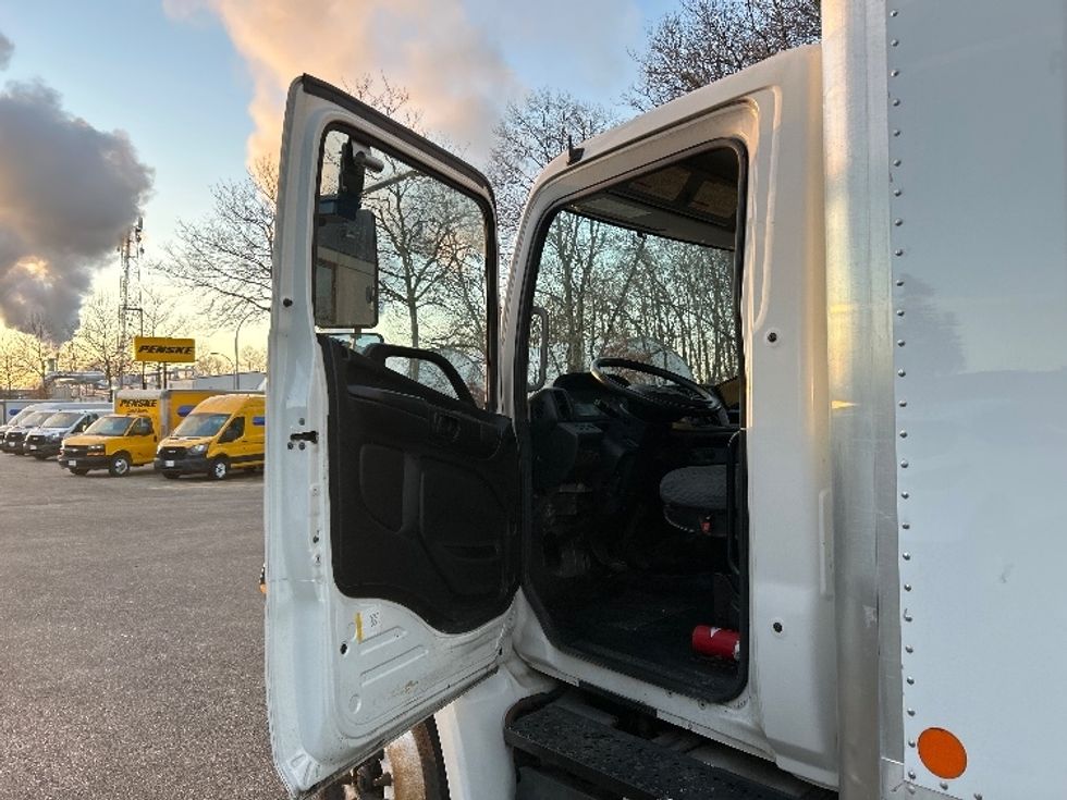 Medium Duty Box Truck-Light and Medium Duty Trucks-Hino-2019-338-Delta-BC-173,241\n\t\tkm-$ 72,000 - Image 16