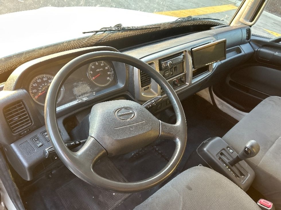 Medium Duty Box Truck-Light and Medium Duty Trucks-Hino-2019-338-Delta-BC-173,241\n\t\tkm-$ 72,000 - Image 18