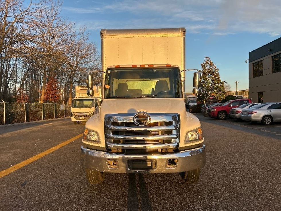 Medium Duty Box Truck-Light and Medium Duty Trucks-Hino-2019-338-Delta-BC-173,241\n\t\tkm-$ 72,000 - Image 2