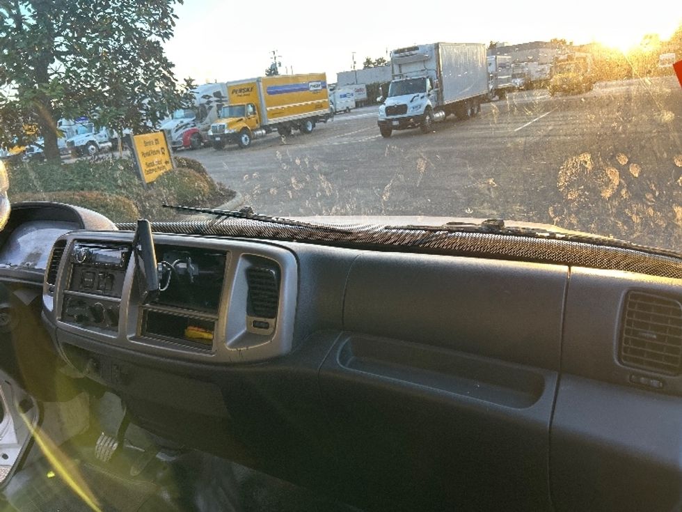 Medium Duty Box Truck-Light and Medium Duty Trucks-Hino-2019-338-Delta-BC-173,241\n\t\tkm-$ 72,000 - Image 21