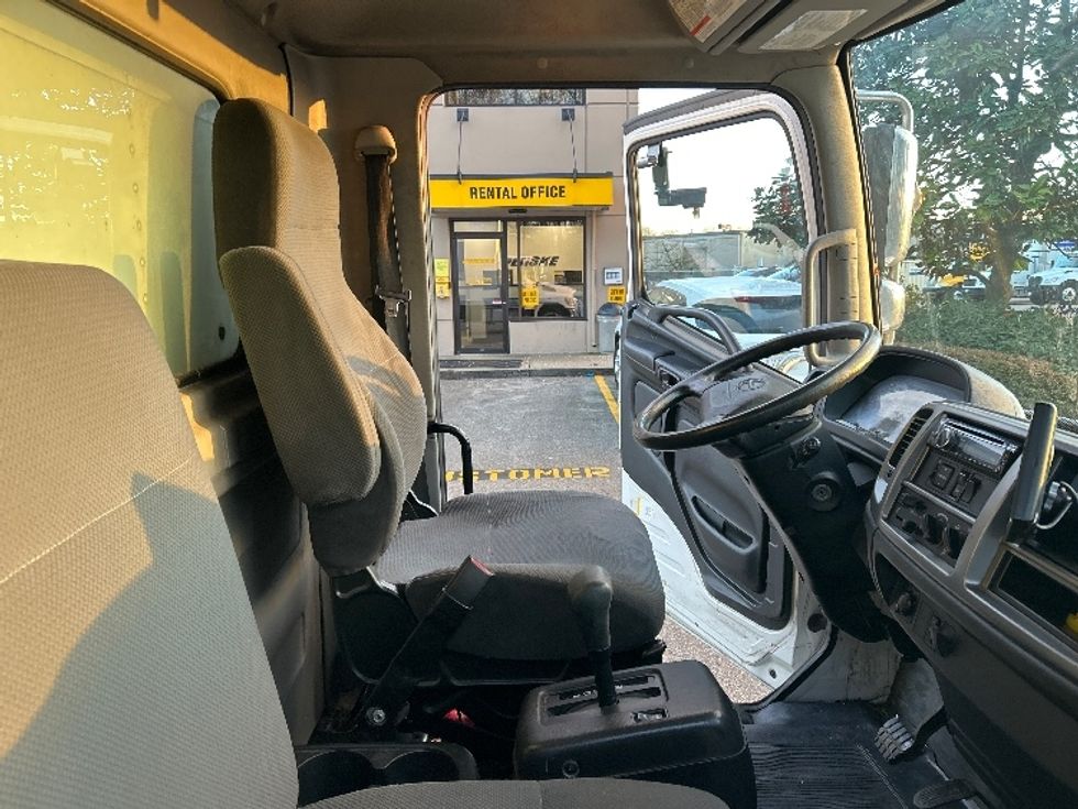 Medium Duty Box Truck-Light and Medium Duty Trucks-Hino-2019-338-Delta-BC-173,241\n\t\tkm-$ 72,000 - Image 22