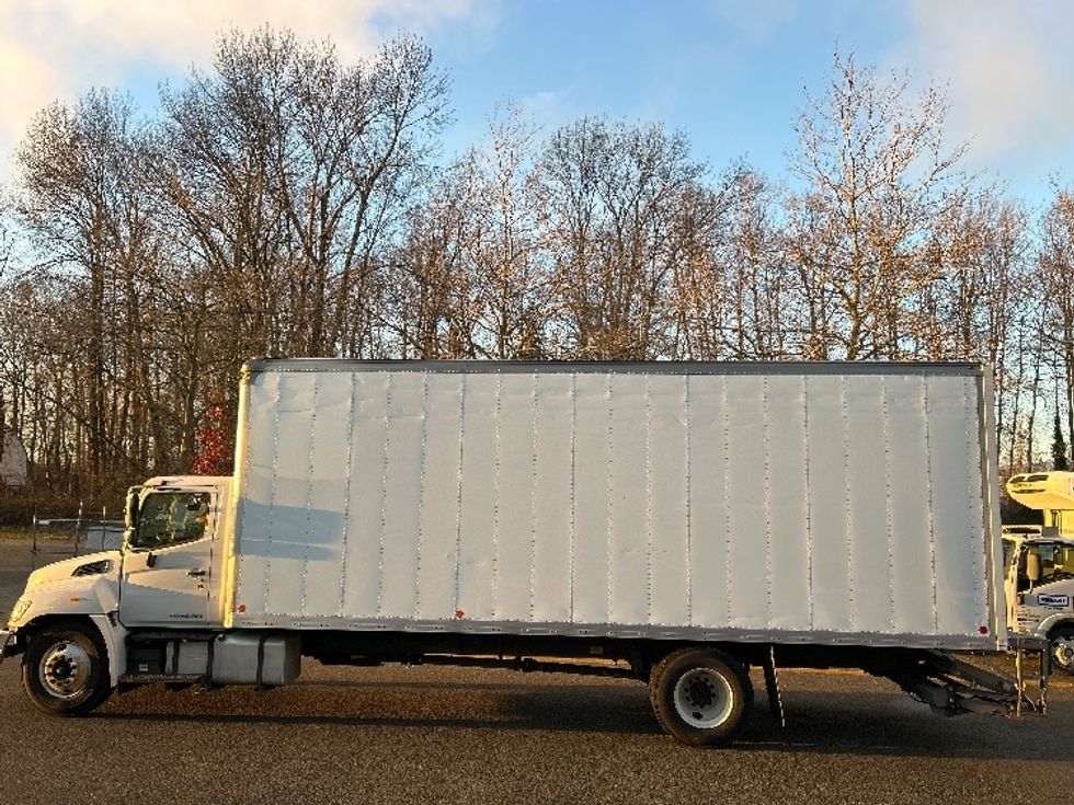 Medium Duty Box Truck-Light and Medium Duty Trucks-Hino-2019-338-Delta-BC-173,241\n\t\tkm-$ 72,000 - Image 4