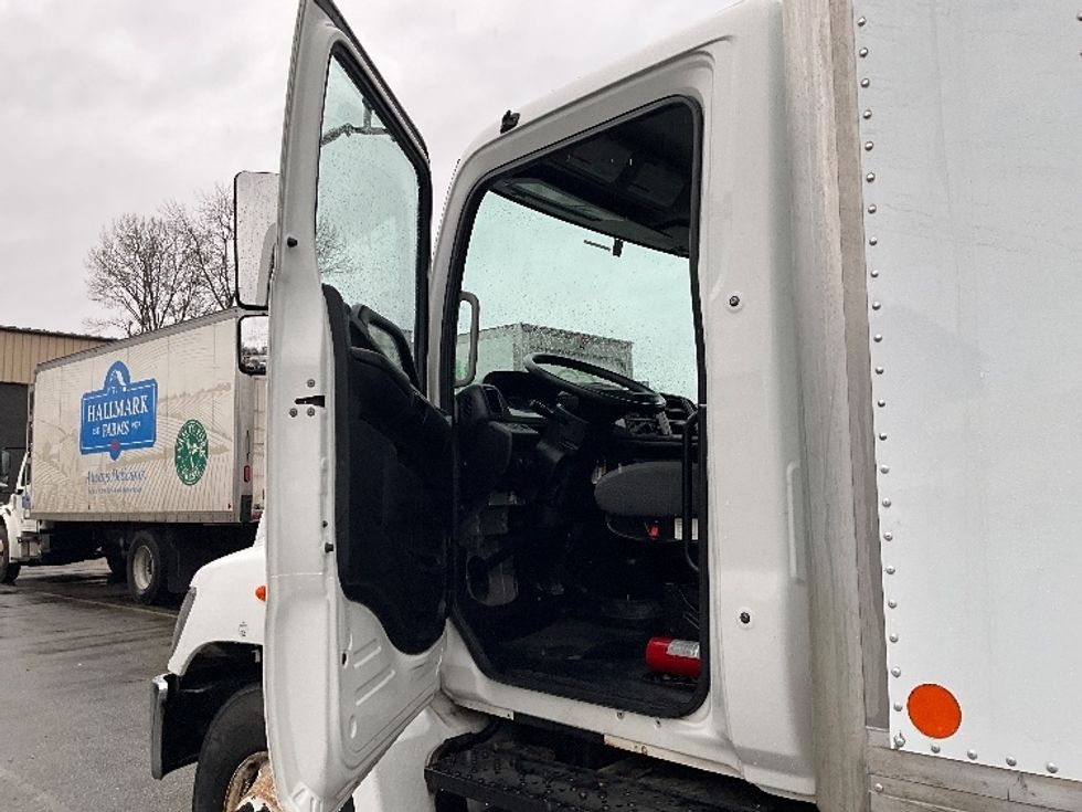 Medium Duty Box Truck-Light and Medium Duty Trucks-Hino-2019-338-Delta-BC-229,778\n\t\tkm-$ 66,000 - Image 16