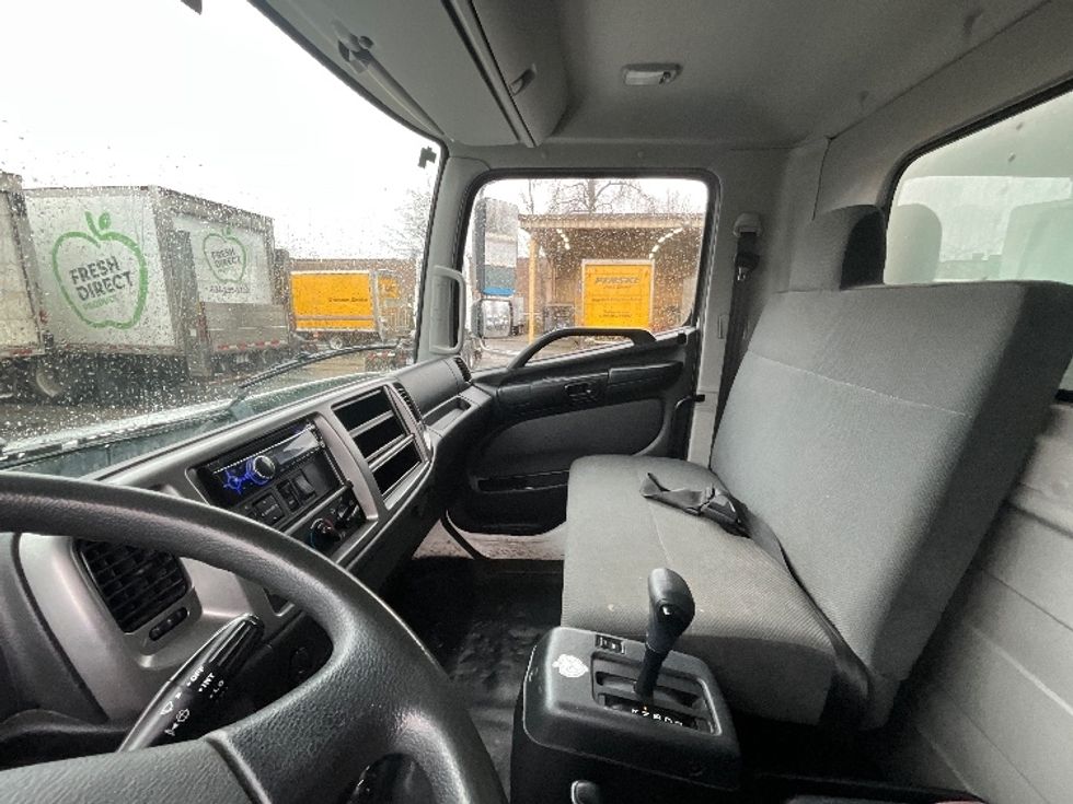 Medium Duty Box Truck-Light and Medium Duty Trucks-Hino-2019-338-Delta-BC-229,778\n\t\tkm-$ 66,000 - Image 19