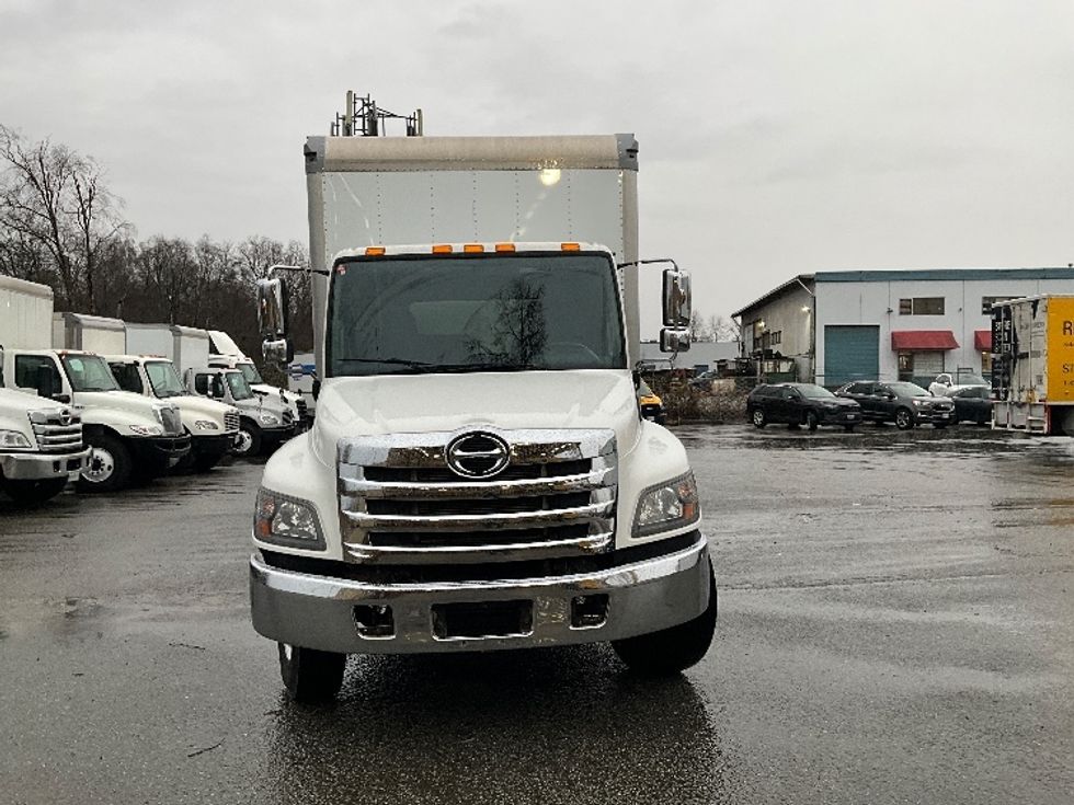 Medium Duty Box Truck-Light and Medium Duty Trucks-Hino-2019-338-Delta-BC-229,778\n\t\tkm-$ 66,000 - Image 2
