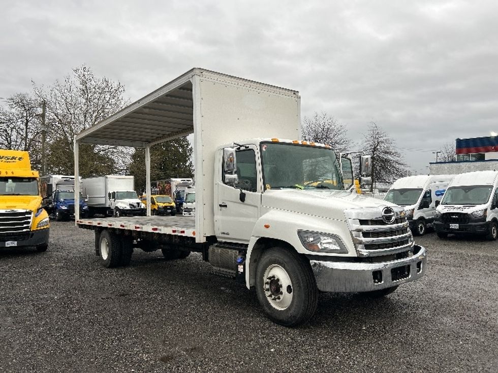 Medium Duty Box Truck-Light and Medium Duty Trucks-Hino-2019-338-Delta-BC-26,596\n\t\tkm-$ 73,000 - Image 1