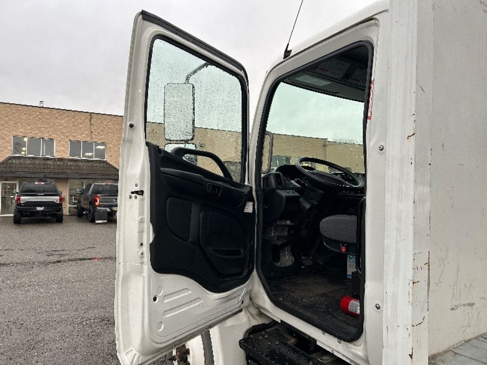 Medium Duty Box Truck-Light and Medium Duty Trucks-Hino-2019-338-Delta-BC-26,596\n\t\tkm-$ 73,000 - Image 16