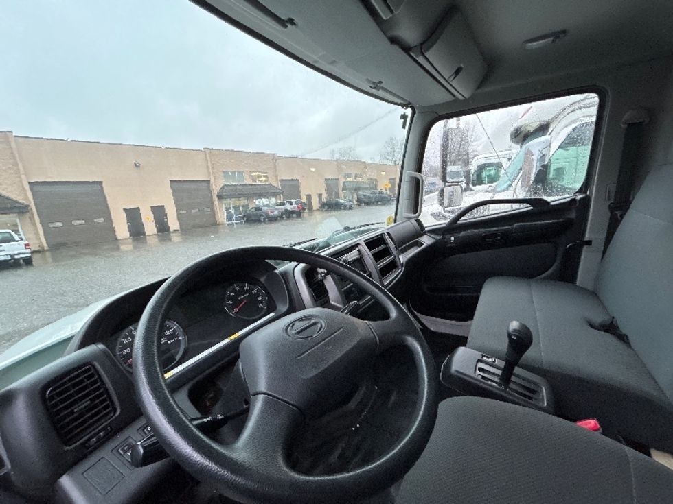 Medium Duty Box Truck-Light and Medium Duty Trucks-Hino-2019-338-Delta-BC-26,596\n\t\tkm-$ 73,000 - Image 17