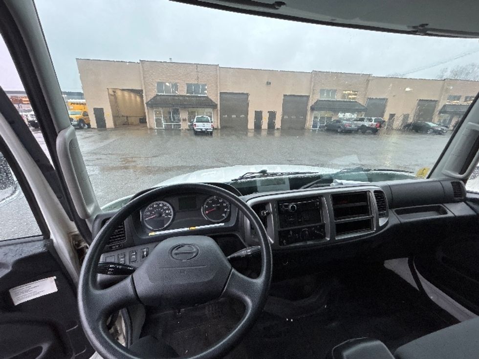 Medium Duty Box Truck-Light and Medium Duty Trucks-Hino-2019-338-Delta-BC-26,596\n\t\tkm-$ 73,000 - Image 18