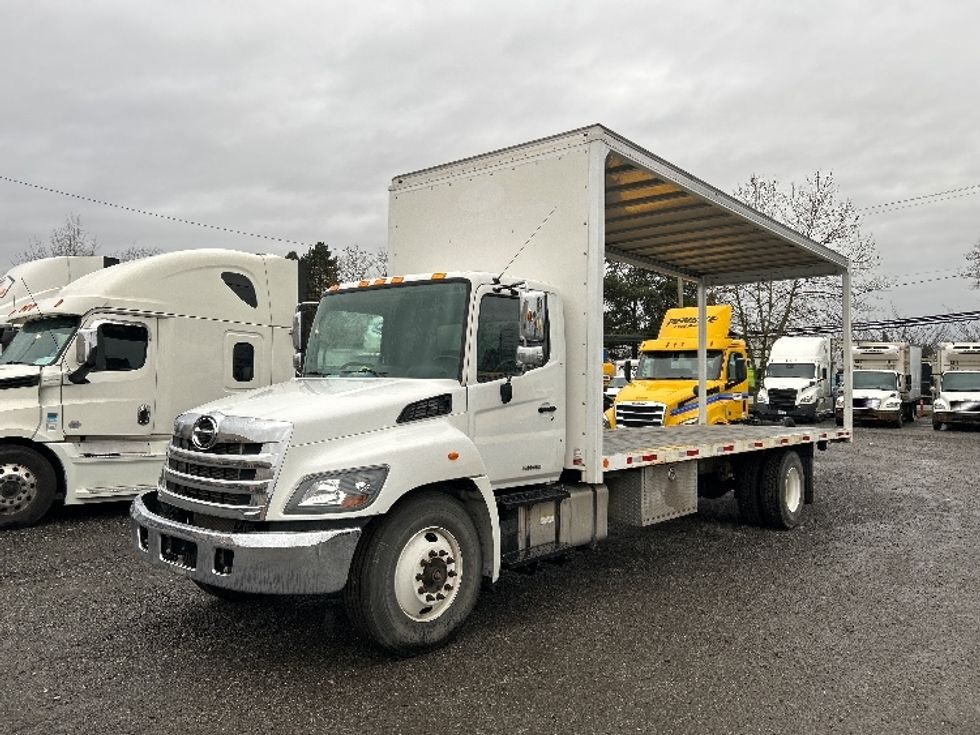 Medium Duty Box Truck-Light and Medium Duty Trucks-Hino-2019-338-Delta-BC-26,596\n\t\tkm-$ 73,000 - Image 3