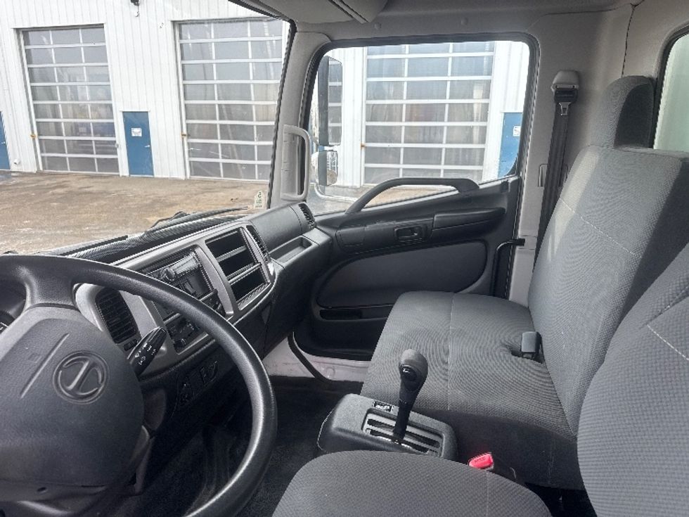 Medium Duty Box Truck-Light and Medium Duty Trucks-Hino-2019-338-Edmonton-AB-161,598\n\t\tkm-$ 67,750 - Image 19