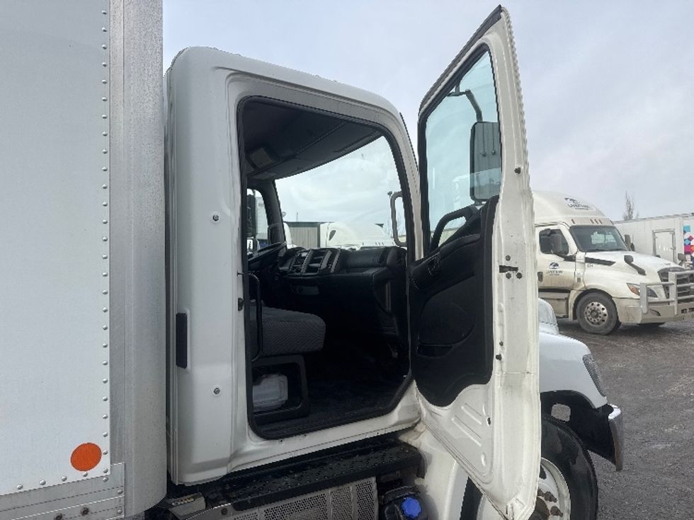 Medium Duty Box Truck-Light and Medium Duty Trucks-Hino-2019-338-Edmonton-AB-161,598\n\t\tkm-$ 67,750 - Image 20