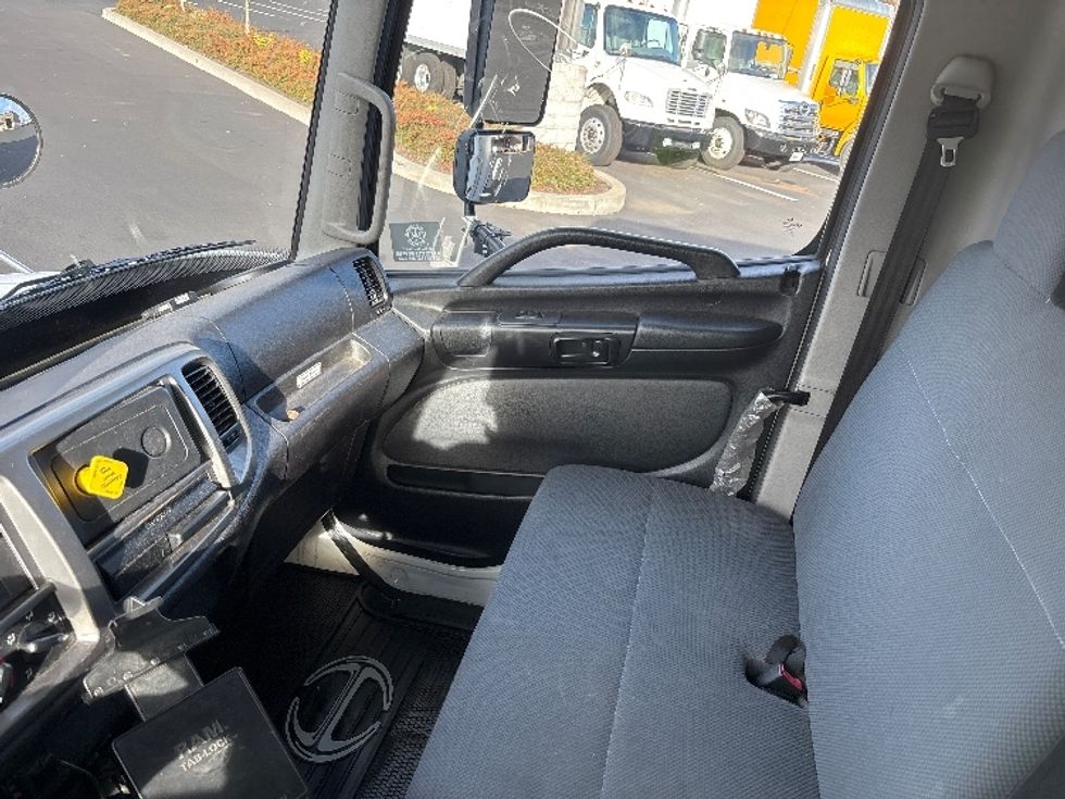 Medium Duty Box Truck-Light and Medium Duty Trucks-Hino-2019-338-Everett-WA-85,728\n\t\tmiles-$ 44,750 - Image 19