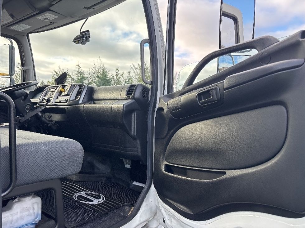 Medium Duty Box Truck-Light and Medium Duty Trucks-Hino-2019-338-Everett-WA-85,728\n\t\tmiles-$ 44,750 - Image 20