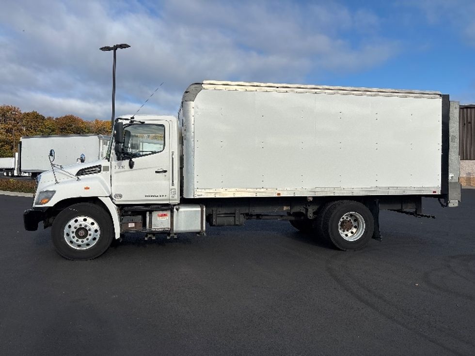 Medium Duty Box Truck-Light and Medium Duty Trucks-Hino-2019-338-Everett-WA-85,728\n\t\tmiles-$ 44,750 - Image 4