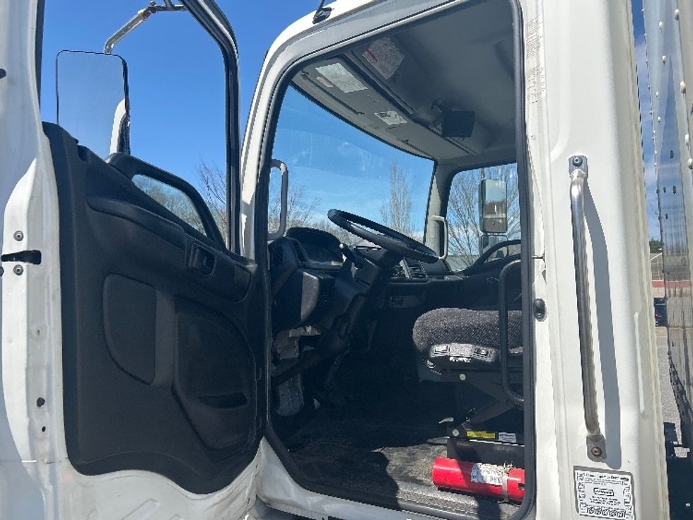 Medium Duty Box Truck-Light and Medium Duty Trucks-Hino-2019-338-Fitchburg-MA-112,169\n\t\tmiles-$ 41,500 - Image 16