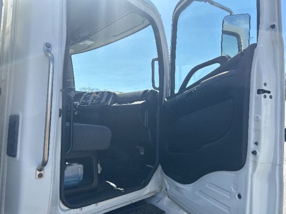 Medium Duty Box Truck-Light and Medium Duty Trucks-Hino-2019-338-Fitchburg-MA-112,169\n\t\tmiles-$ 41,500 - Image 20
