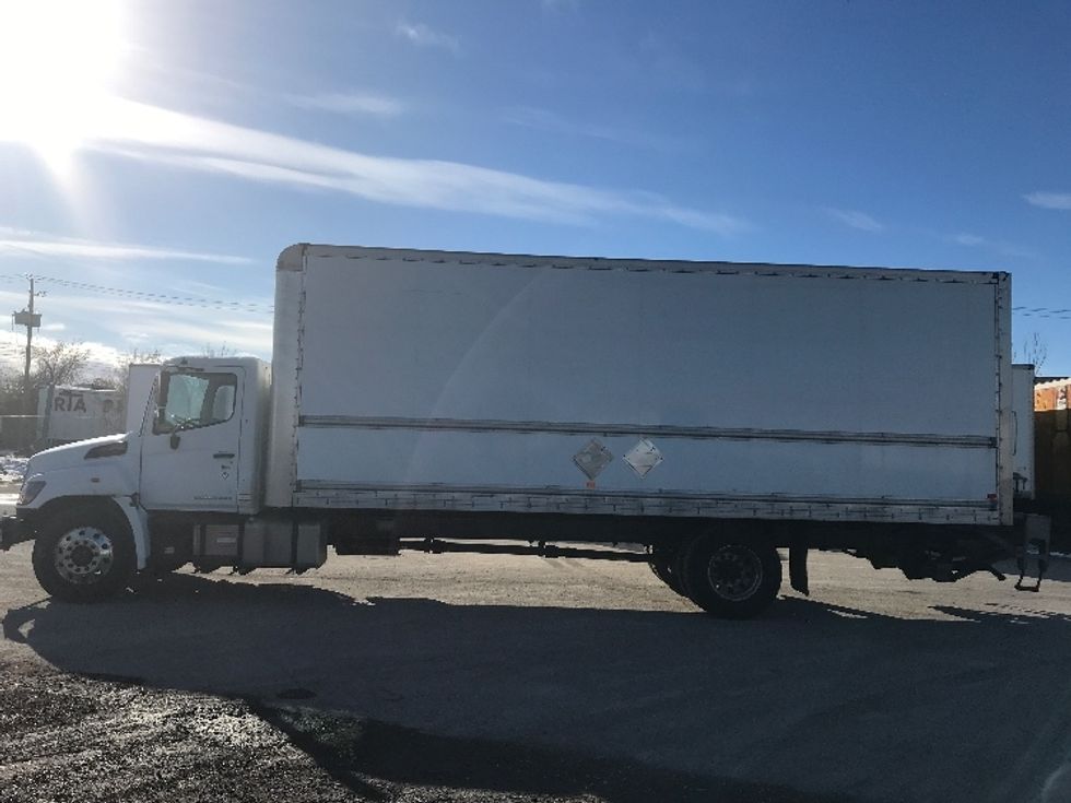 Medium Duty Box Truck-Light and Medium Duty Trucks-Hino-2019-338-Montreal-PQ-472,128\n\t\tkm-$ 37,250 - Image 4