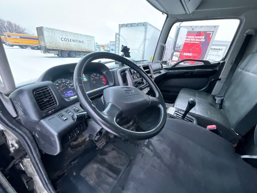 Medium Duty Box Truck-Light and Medium Duty Trucks-Hino-2019-338-Ottawa-ON-423,237\n\t\tkm-$ 46,500 - Image 17