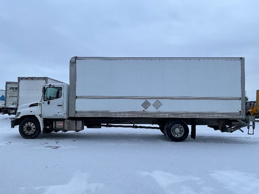 Medium Duty Box Truck-Light and Medium Duty Trucks-Hino-2019-338-Ottawa-ON-423,237\n\t\tkm-$ 46,500 - Image 4