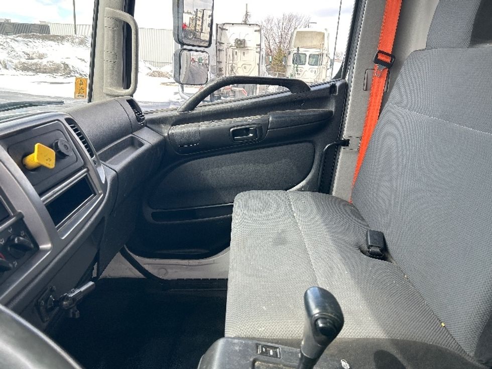 Medium Duty Box Truck-Light and Medium Duty Trucks-Hino-2019-338-Saint Laurent-PQ-132,966\n\t\tkm-$ 62,500 - Image 19